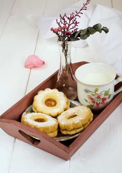 Galletas dulces con leche —  Fotos de Stock