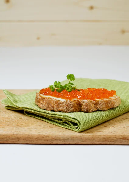 Roter Kaviar mit Brot — Stockfoto