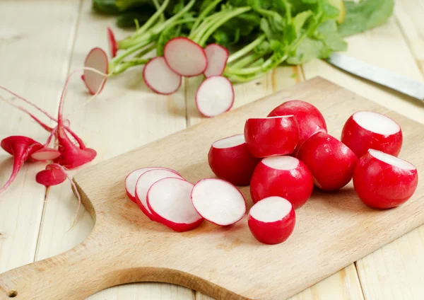 kesme tahtası üzerinde turp