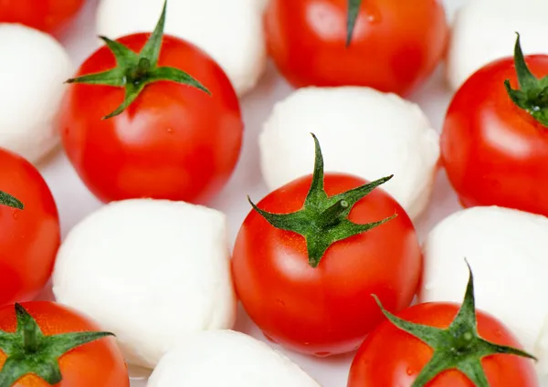 Tomates cherry con mozzarella bebé —  Fotos de Stock