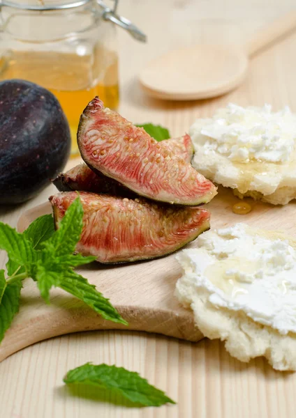 Figs with cheese and honey — Stock Photo, Image