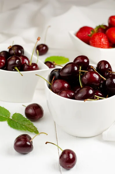 Cerezas y fresas —  Fotos de Stock