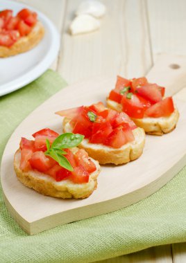 Bruschetta kesme tahtası üzerinde