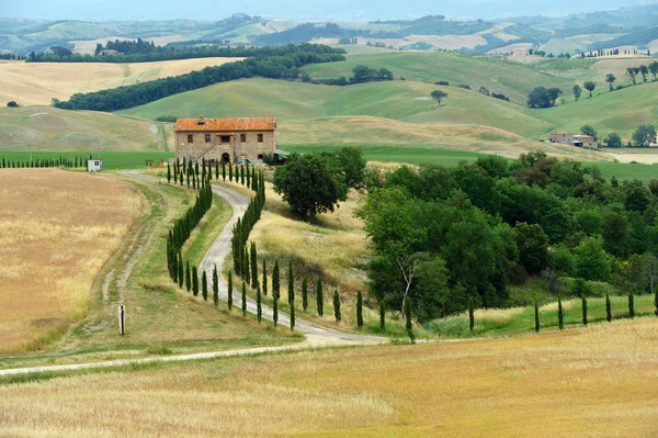 Piccola casa in mezzo alle colline toscane — Foto Stock