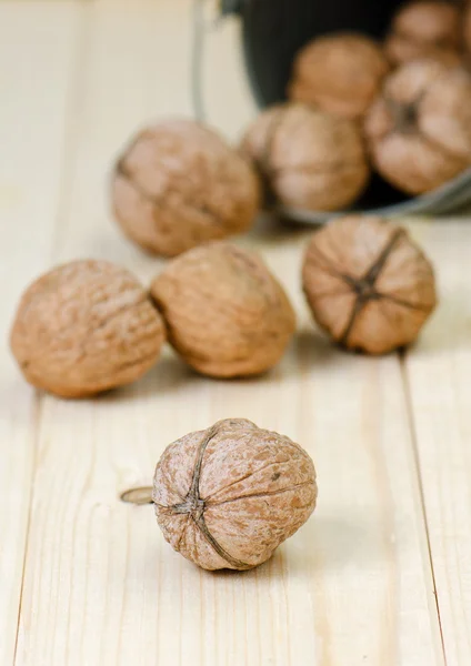Vlašské ořechy na dřevěném stole — Stock fotografie