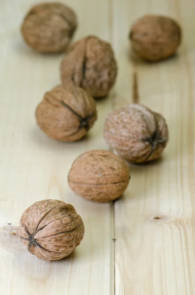 Nueces sobre una mesa de madera —  Fotos de Stock