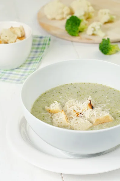 Soupe à la crème de choux-fleurs et brocolis — Photo