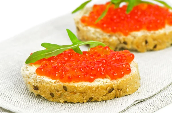 Dos snacks con caviar rojo — Foto de Stock