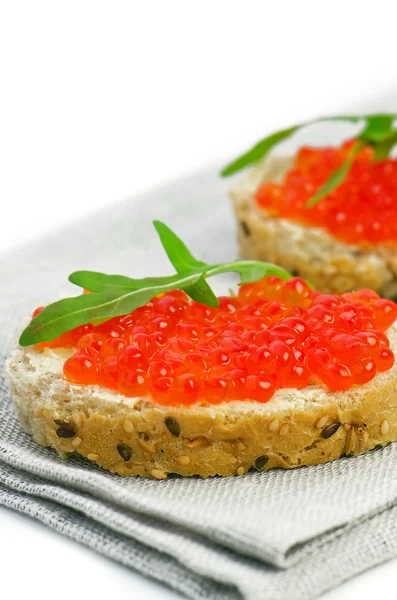 To snacks med rød kaviar - Stock-foto