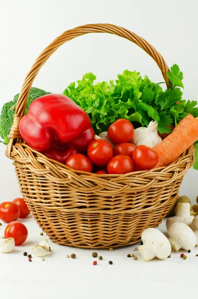Korb mit verschiedenen Gemüsen — Stockfoto