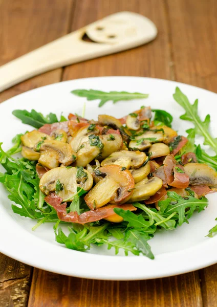 Rocket salad with smoked ham and mushrooms — Stock Photo, Image