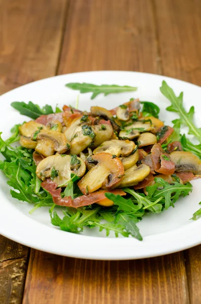 Mushrooms with smoked ham and rocket salad — Stock Photo, Image