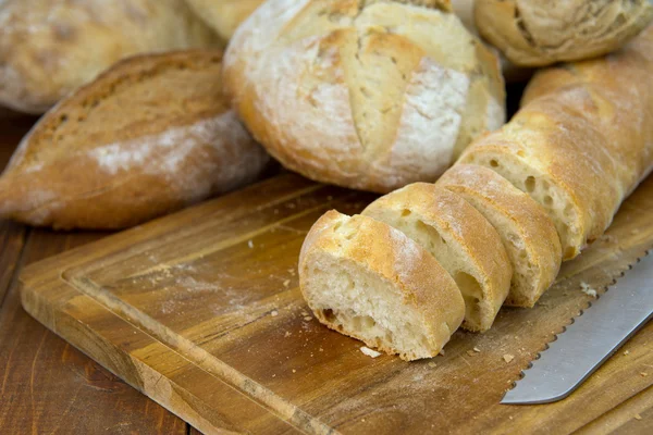 Pão fresco na mesa de madeira — Fotografia de Stock