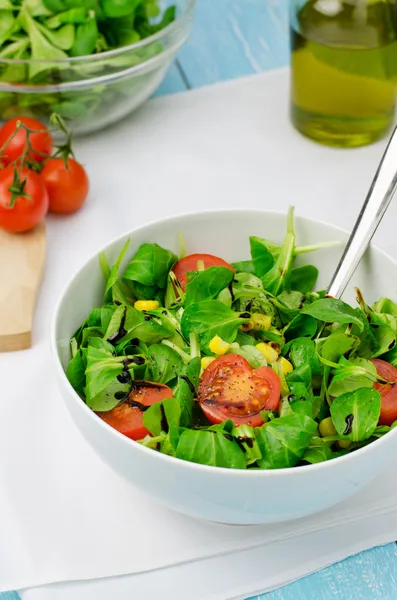Salad with lamb's lettuce and tomatoes — Stock Photo, Image