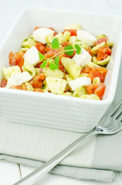 Caprese pastasalade — Stockfoto