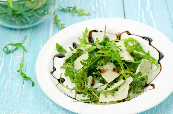 Salada de foguete com parmesão — Fotografia de Stock