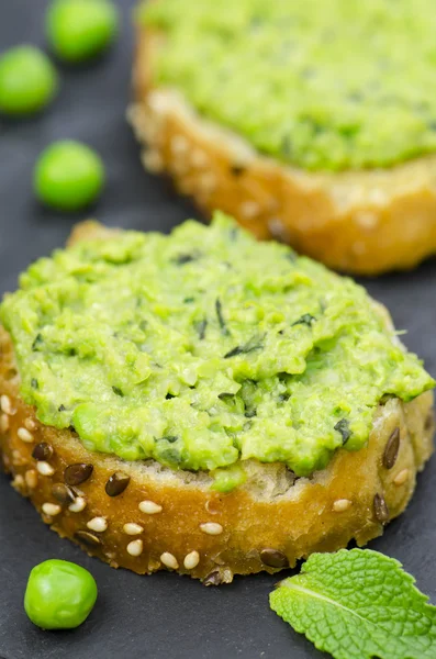 Bruschetta mit Erbsen und Minze — Stockfoto