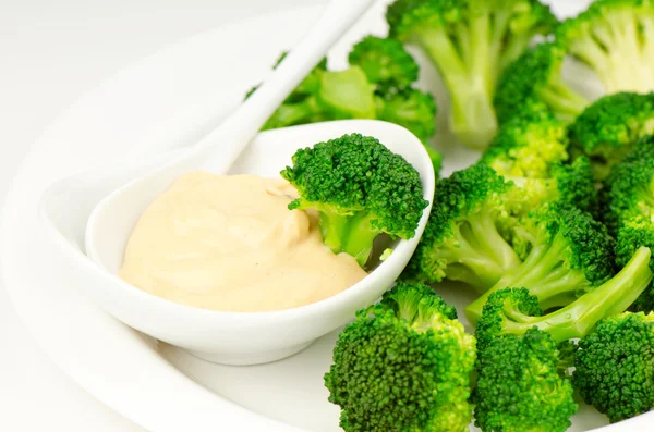 Brokoli dengan saus — Stok Foto