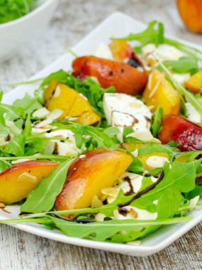 Şeftali, mozzarella ve roket salata