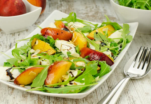 Ensalada con melocotón, mozzarella y cohete —  Fotos de Stock