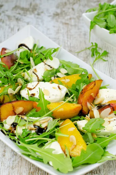 Şeftali, mozzarella ve roket salata