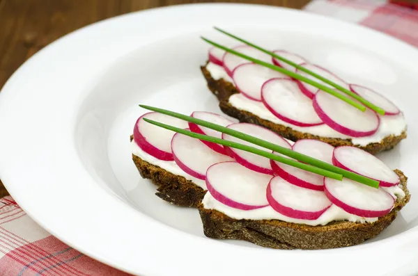 Graan brood met radijs — Stockfoto