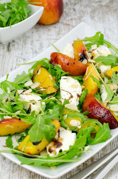 Salad with peach, mozzarella and rocket — Stock Photo, Image