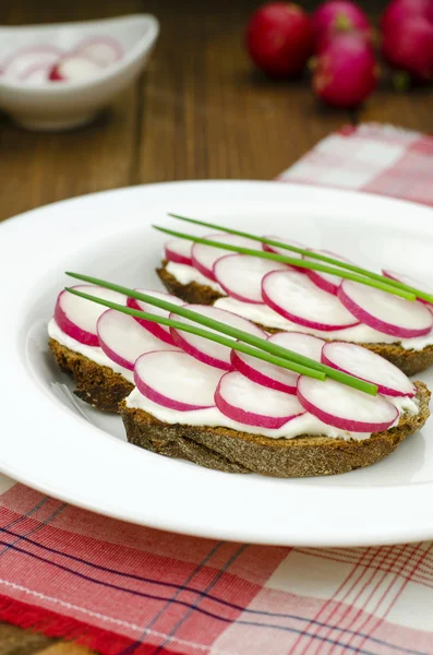 Pane di grano con ravanello — Foto Stock