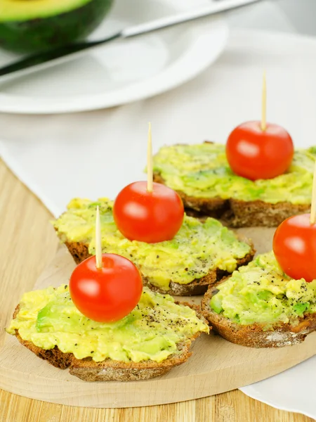 Avocado auf Brot — Stockfoto