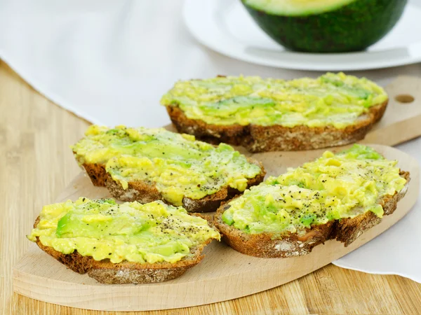 Avocado auf Brot — Stockfoto