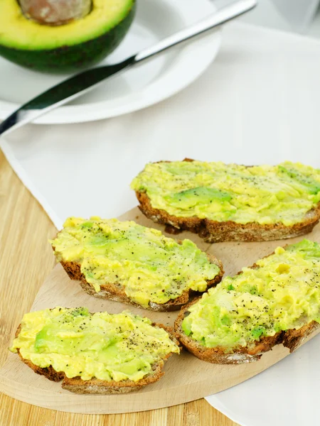 Avocado auf Brot — Stockfoto