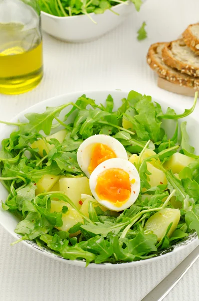 Rocket salad with potatoes and eggs — Stock Photo, Image