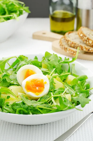 Rocket salad with potatoes and eggs — Stock Photo, Image