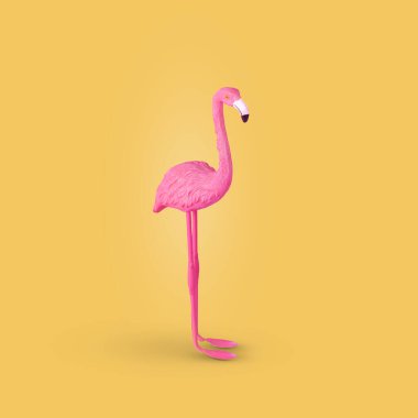 Pastel sarısı arka planda pembe flamingo kuşu olan küçük bir fikir. Yaratıcı yaz konsepti. Boşluğu kopyala