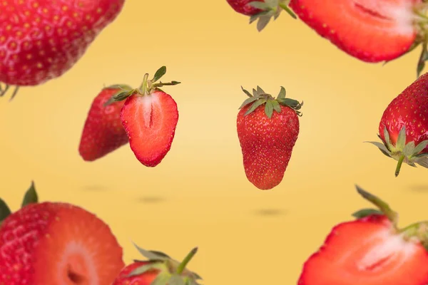 Creatieve Compositie Met Zwevende Zwevende Rijpe Aardbeien Een Gele Achtergrond — Stockfoto