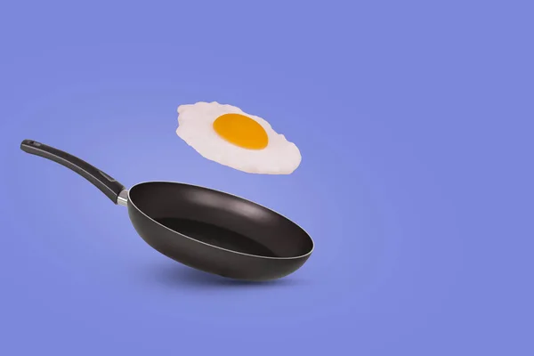 有创意的想法与一个煎锅和一个飞的煎蛋紫色背景 最小食物概念 适用于广告 — 图库照片