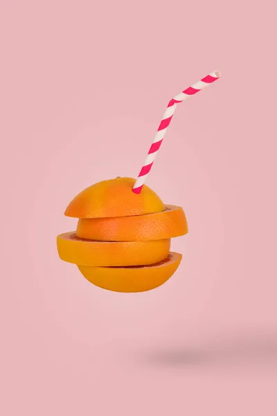 柚子片 用稻草切碎 用于果汁漂浮 在粉红的粉底上 最低水果概念 — 图库照片