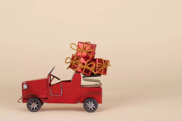 Altes Rotes Auto Mit Weihnachts Oder Neujahrsgeschenken Isoliert Auf Beigem — Stockfoto