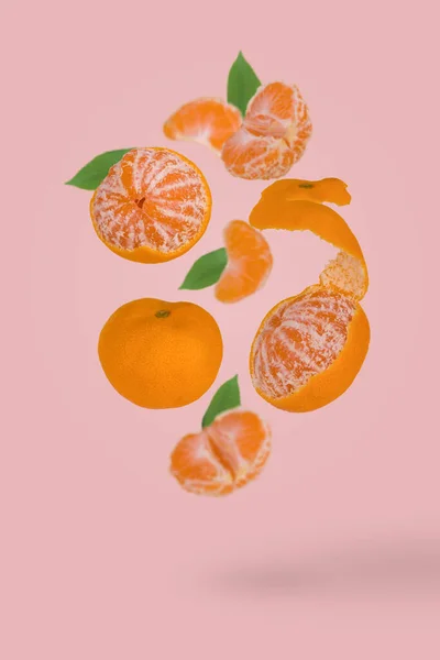 Concept Alimentaire Créatif Avec Mandarine Fraîche Mûre Entière Tranchée Volant Photo De Stock