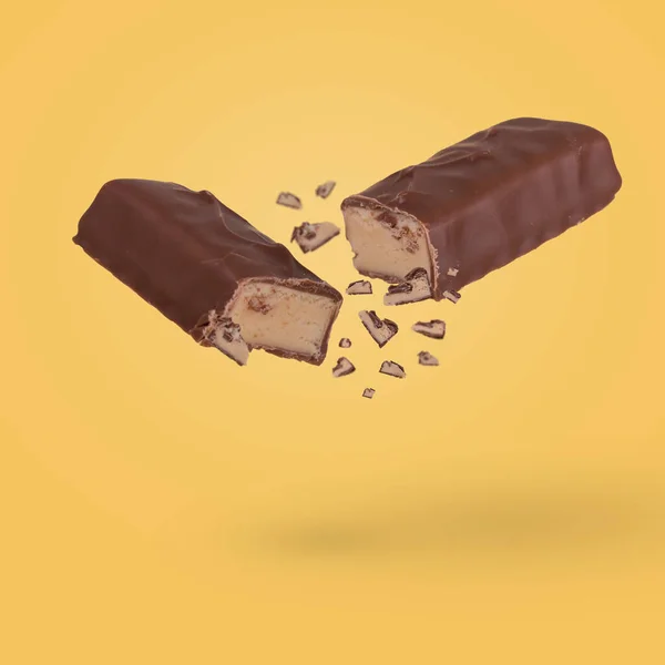 Barra Chocolate Agrietada Con Relleno Leche Flotando Aire Aislado Sobre Fotos de stock libres de derechos