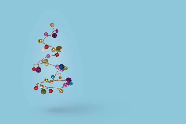 Χριστουγεννιάτικο Δέντρο Φτιαγμένο Από Πολύχρωμες Μπάλες Μπλε Φόντο Ελάχιστος Νέος — Φωτογραφία Αρχείου