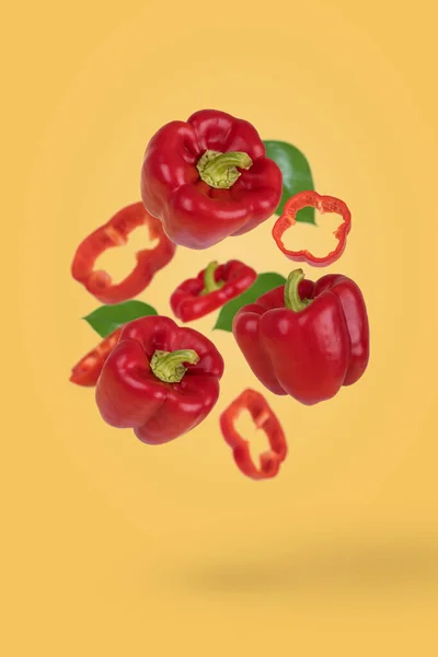 Concept Créatif Aliments Légumes Poivrons Rouges Frais Entiers Tranchés Volant — Photo