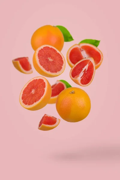 Pomelo Fresco Rodajas Sobre Fondo Rosa Pastel Concepto Fruta Mínima — Foto de Stock