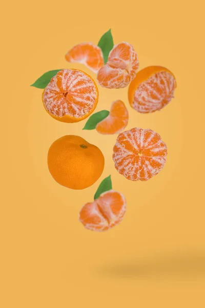 Mandarina Fresca Madura Voando Isolado Fundo Amarelo Vitaminas Dieta Conceito — Fotografia de Stock