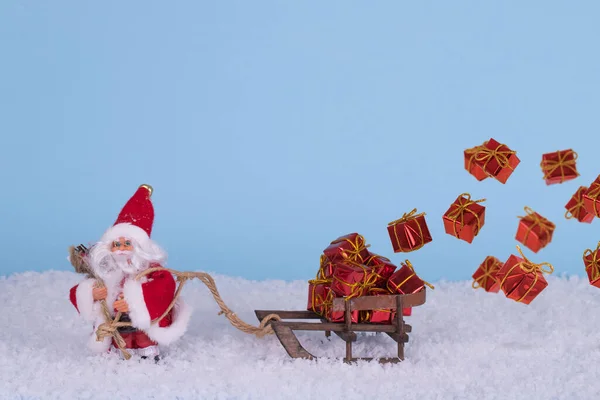 Kreative Weihnachtsidee Mit Weihnachtsmann Schnee Und Schlitten Mit Vielen Geschenken — Stockfoto