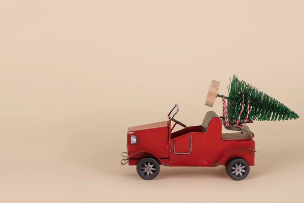 Altes Rotes Auto Mit Weihnachtsbaum Auf Beigem Hintergrund Kreative Urlaubsidee — Stockfoto