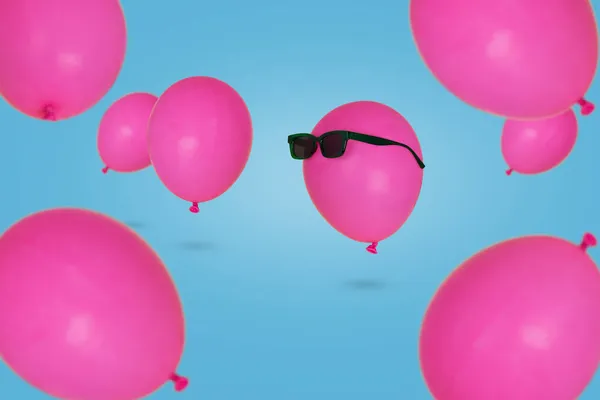 Balão Rosa Óculos Sol Flutuando Com Outros Balões Contra Fundo — Fotografia de Stock