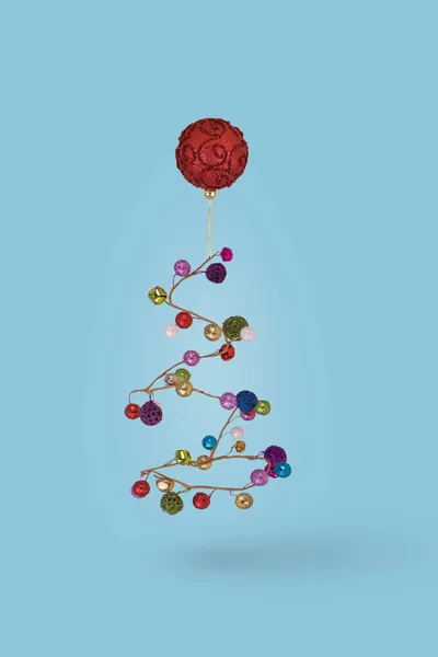 圣诞树的最小的想法是用蓝色背景的彩球做成的 创意新年及假日概念 — 图库照片