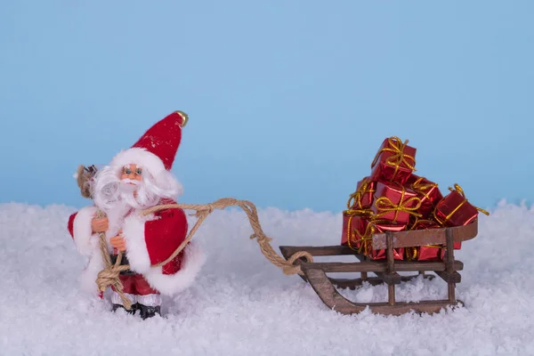 Kreative Weihnachtsidee Mit Weihnachtsmann Schnee Und Schlitten Mit Vielen Geschenken — Stockfoto