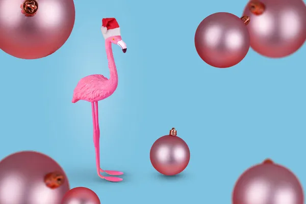 Flamingo Iarnă Pălărie Moș Crăciun Bilele Crăciun Zburătoare Crăciun Fericit — Fotografie, imagine de stoc